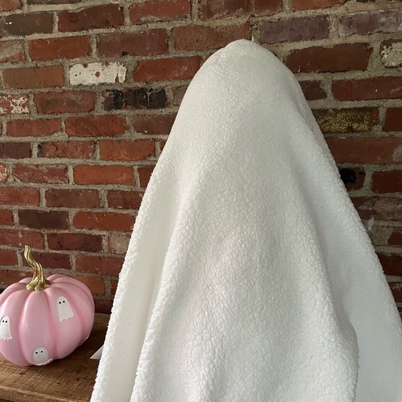 Goblins and ghouls 30 inch Sherpa light up ghost NWT great for Halloween - Picture 3 of 9